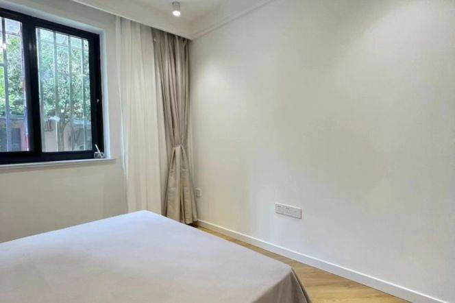 Big terrace one bedroom Apt+central AC+oven near L2/11Jiangsu Rd