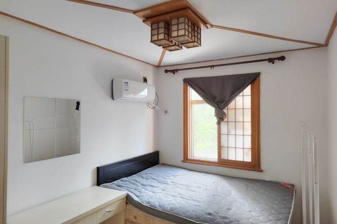 Cozy bright room hong qiao lu 10/3/4 Jiaotong university/DHU