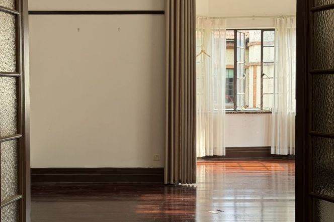 Classic 3BR 2BA 180m² Old Apt nr IAPM, 25k