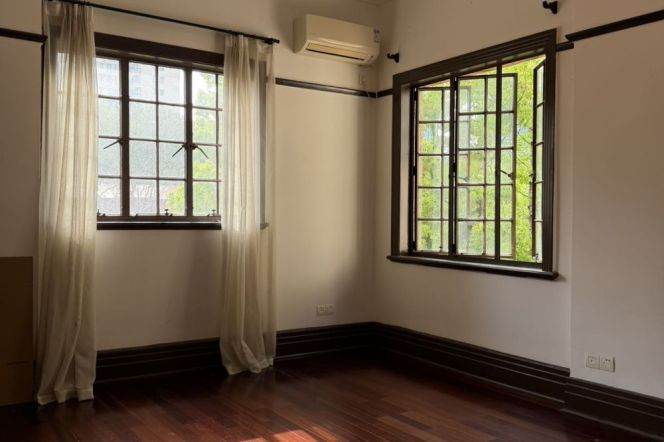 Classic 3BR 2BA 180m² Old Apt nr IAPM, 25k