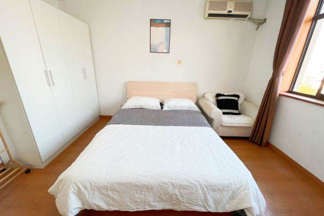Big room near Jingan temple, with balcony, close to ECNU, long/short lease