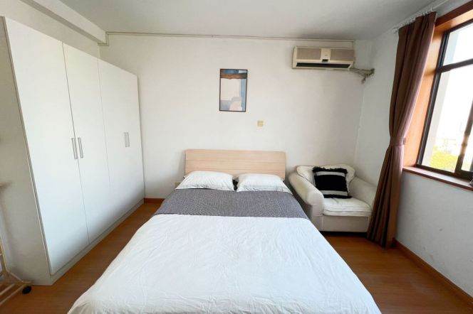 Big room near Jingan temple, with balcony, close to ECNU, long/short lease