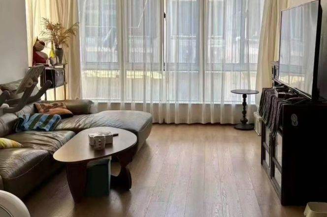 Beautiful 1br with balcony near Jiaotong University