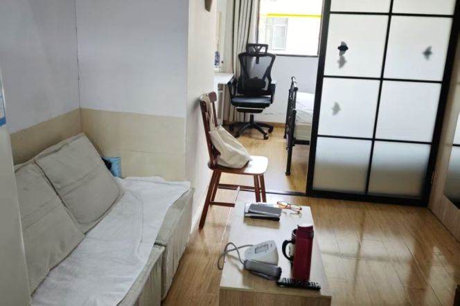 Clean and cozy 2 br duplex  near Jiashan rd station 