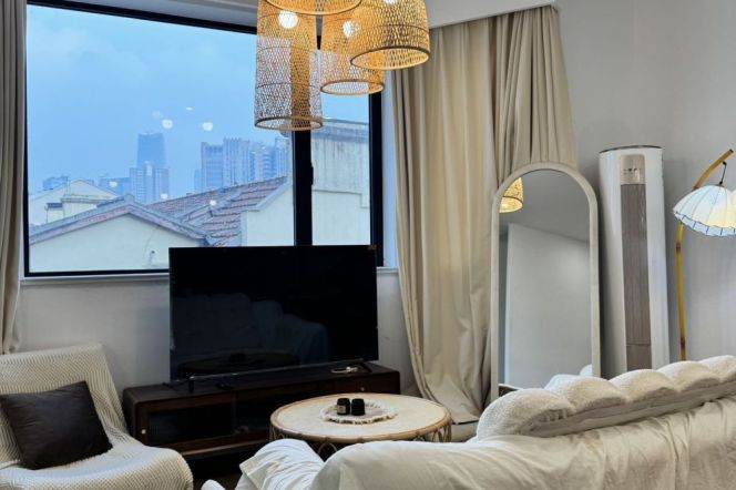 Spacious 2Br with high ceilings | South Shanxi rd & Iapm | Clean compound 11.8K