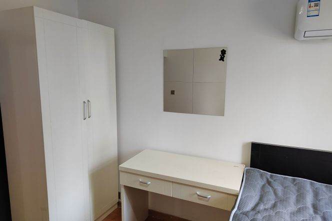 Cozy bright room hong qiao lu 10/3/4 Jiaotong university/DHU