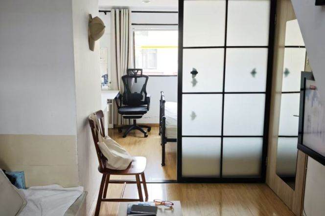 Clean and cozy 2 br duplex  near Jiashan rd station 