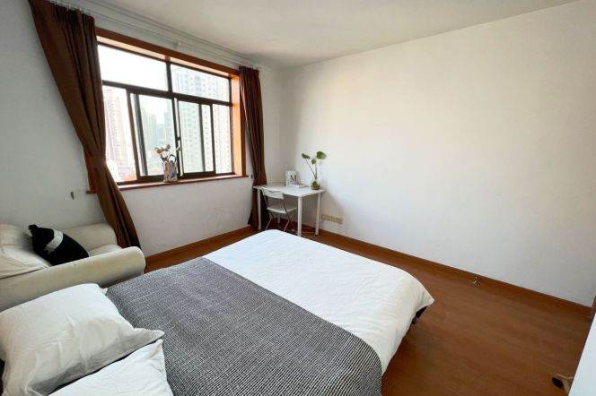 Big room near Jingan temple, with balcony, close to ECNU, long/short lease