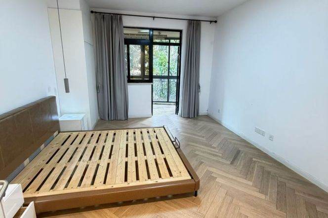 Prime Xuhui district, quiet and safe compound.