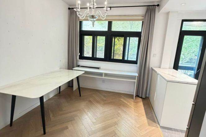 Prime Xuhui district, quiet and safe compound.