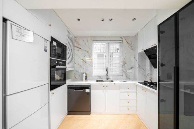 3 Brs, 2 Baths with Open Balcony/Floor heating/Central ac/Dish washer, 160 sqm @ Xujiahui station L9