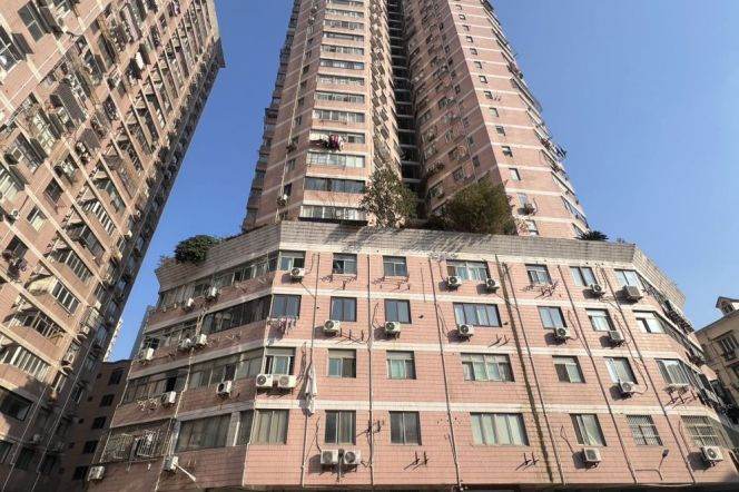bright room near Zhongshan park, close to SJTU, long/short term accepted 