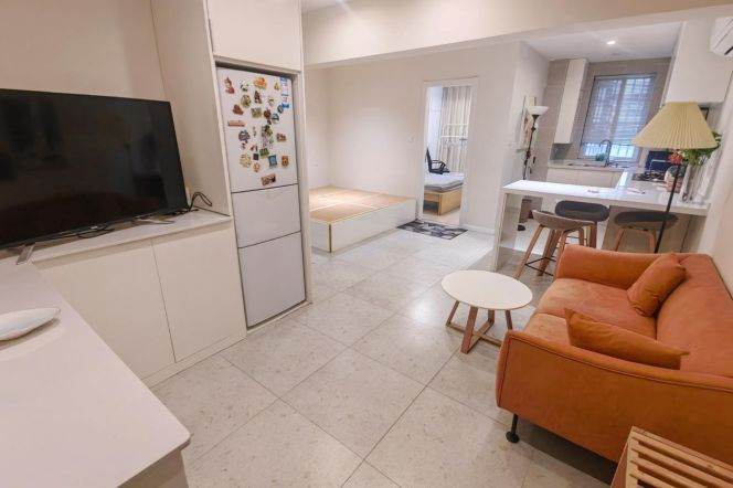 Cozy 1 br with big terrace in HongKou ,near L 4/12 DaLian Rd St.