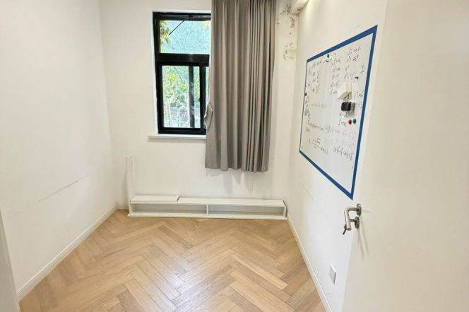 Prime Xuhui district, quiet and safe compound.