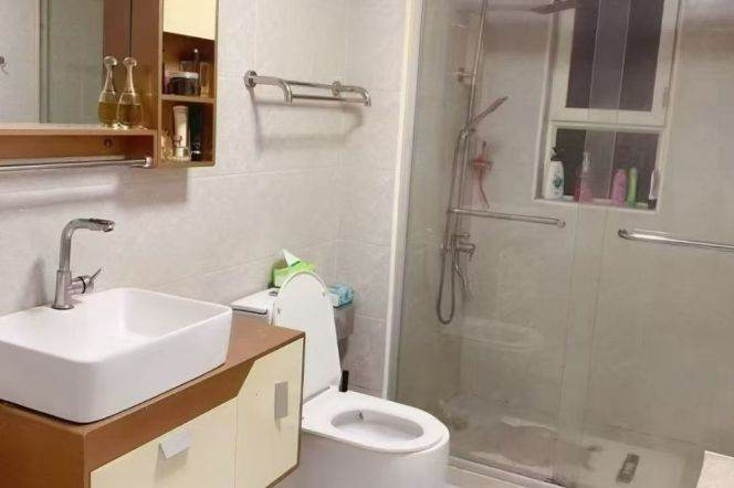 Elevator 4Brs/2Lrs/2Bts apt nr Changshou rd,M7/13