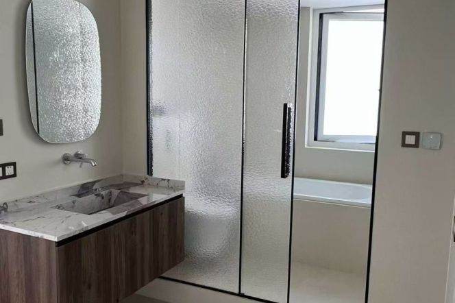 Modern 2 brs plus 1 with floor heating and balcony in central downtown