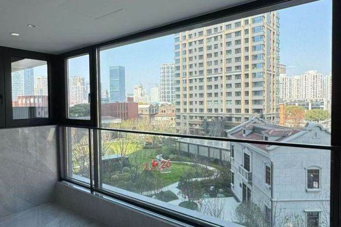 Brand new decoration 3brs with balcony and floor heating belong to People Square 