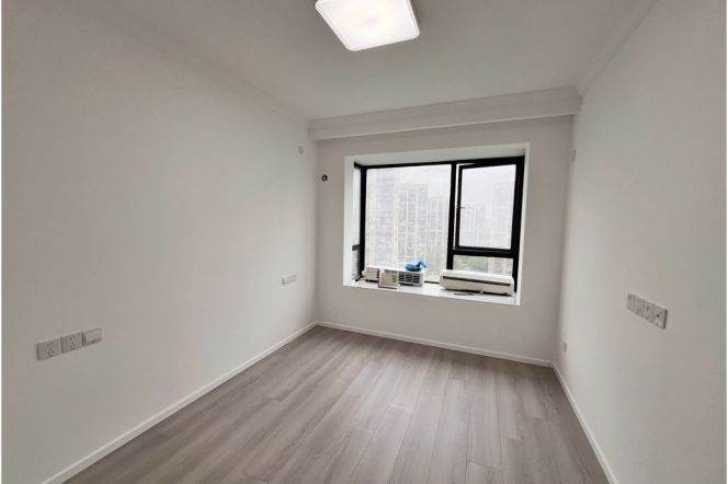 Cozy 2br apt, for rent at good price, near Korean Town, SUIS, quite close to Line 9