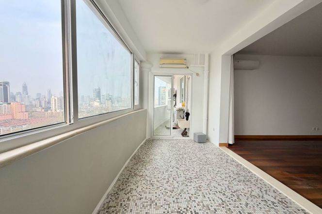 3 Brs, 2 Baths with Open Balcony, 170 sqm, High rise Building @ IAPM