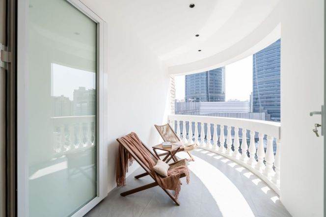 3 Brs, 2 Baths with Open Balcony/Floor heating/Central ac/Dish washer, 160 sqm @ Xujiahui station L9