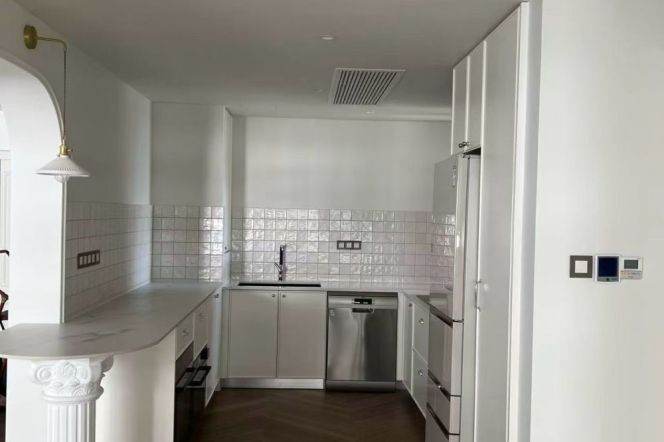 Modern 2 brs plus 1 with floor heating and balcony in central downtown