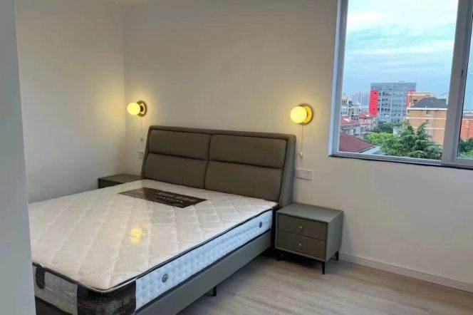 3 Brs, 2 Baths with Wall heating/Central ac, 130 sqm @ Longcao metro L3&12