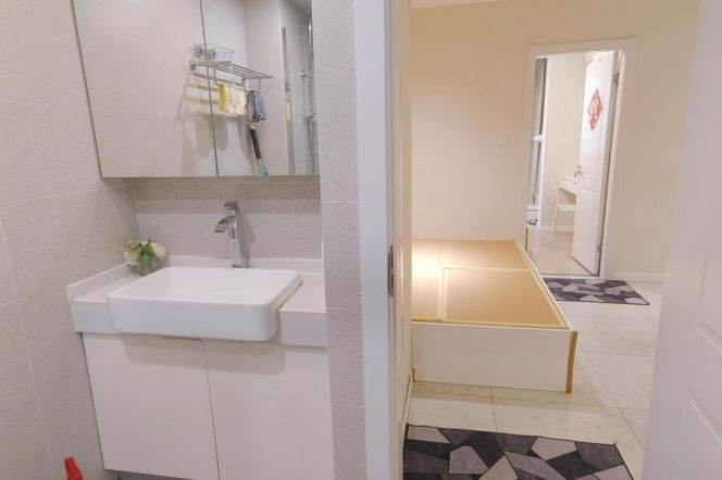 Cozy 1 br with big terrace in HongKou ,near L 4/12 DaLian Rd St.