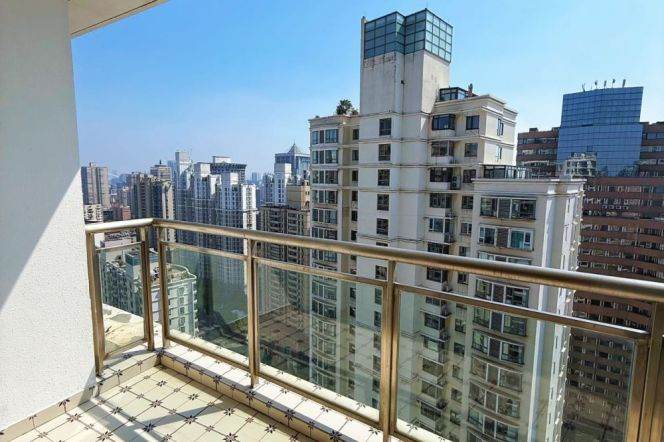 Modern 2brs with balcony and wall heating in Xujiahui area