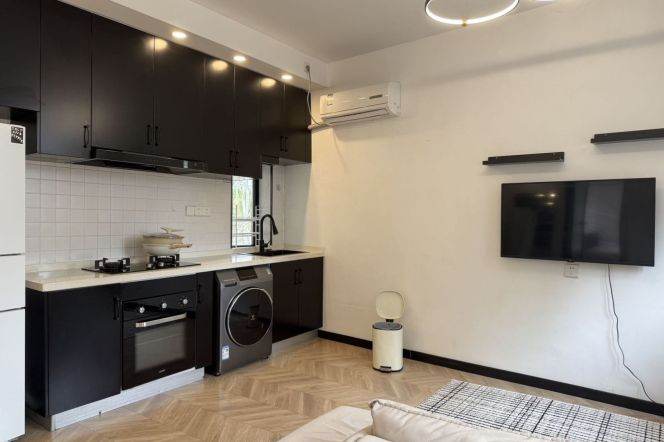 Only 8k Hengshan rd  cozy 1br  / floor heating +oven / Bright / Stairs