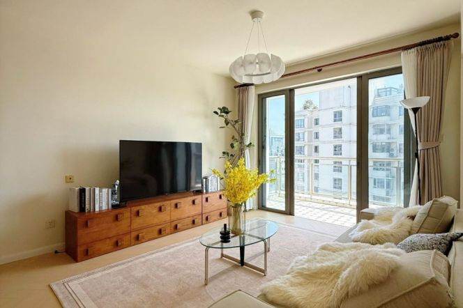 Modern 2brs with balcony and wall heating in Xujiahui area