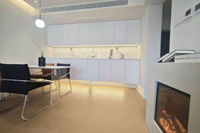 High-rise Apt close to west Nanjing Road