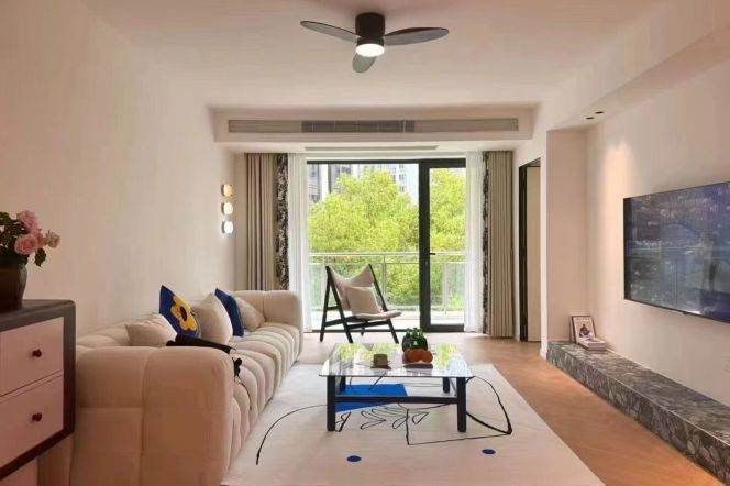 Modern 3brs with wall heating and balcony in Xujiahui area
