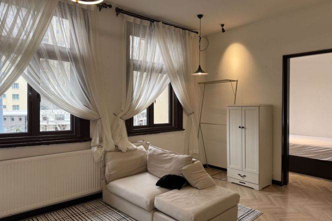 Only 8k Hengshan rd  cozy 1br  / floor heating +oven / Bright / Stairs