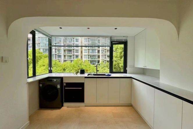 Modern 3brs with wall heating and balcony in Xujiahui area