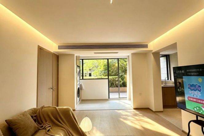 Wuding Rd Metro Station - 1-brm apartment with floor-to-ceiling windows and a large courtyard