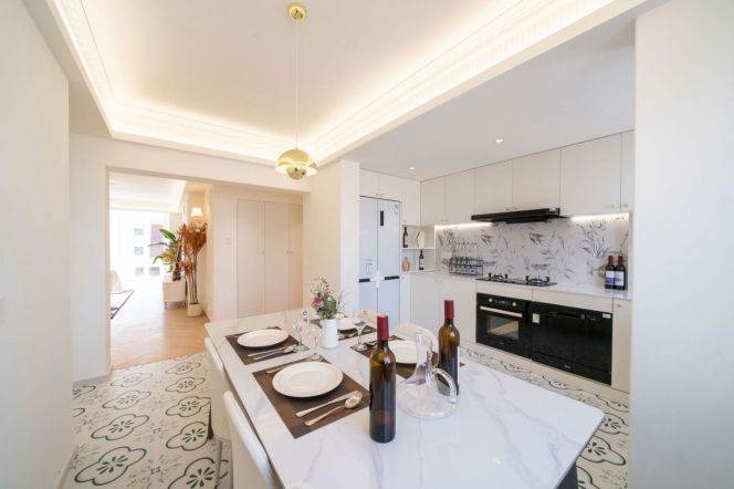 Xintiandi high floor 3brs/2lr/2ba apt with floor heating;L10/13