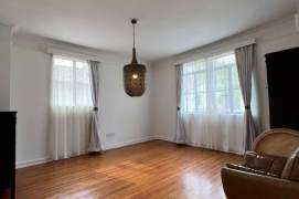 Jianguo West Yi Garden, the top floor of the old mansion on the third floor, with a high ceiling