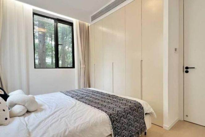 Nice one bedroom Apt+central AC+wall heating+oven@ Hengshan Rd