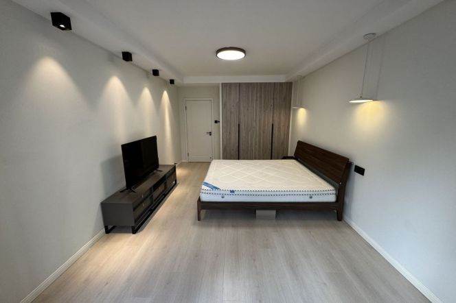 Bright 2Br w. Heating W. Nanjing Rd Station