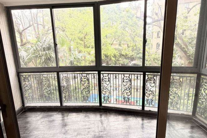 Bright and cozy two bedrooms in nice complex / Taiyuan rd 
