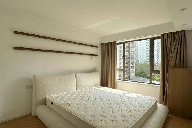 South Shanxi/west Jianguo Rd floor heating 2brs apt with balcony; L9/12