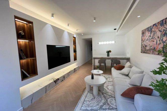 Modern 1br old apt nr Jiangsu Rd L2/11 