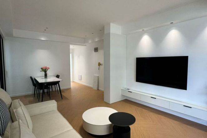 Elevator Spacious 2+1Br/2Lr/1Bt Super close to L3/4/9 Yishan Rd Station 