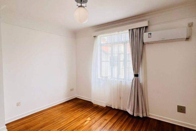 Sunlit 2BR Old Apt in Garden Lane Compound on W.Jianguo Rd