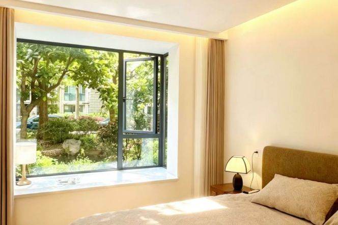 Wuding Rd Metro Station - 1-brm apartment with floor-to-ceiling windows and a large courtyard