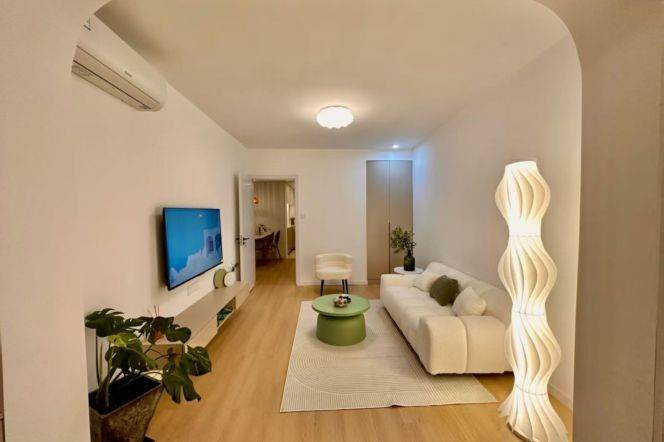 Full furnished 2br/2living & oven @Hongxin Rd & Line 12