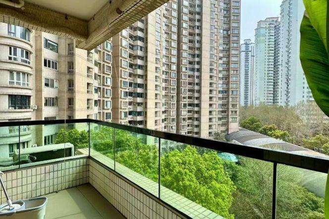 South Shanxi/west Jianguo Rd floor heating 2brs apt with balcony; L9/12
