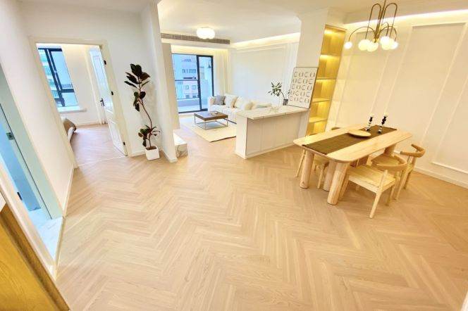 Elevator Spacious 1Br/2Lr/1Bt+Outdoor Balcony Close to L1/4 Shanghai Indoor Stadium Station 