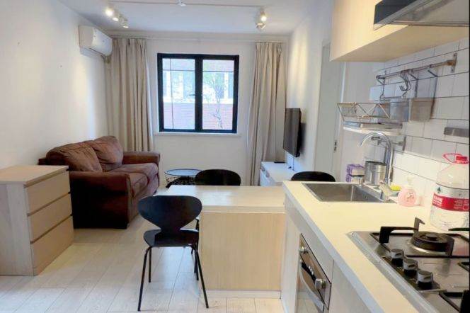 Lovely two bedrooms  with elevator near Hengshan rd station 