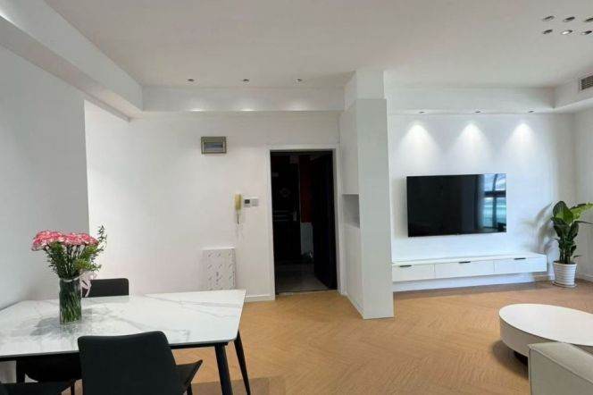 Elevator Spacious 2+1Br/2Lr/1Bt Super close to L3/4/9 Yishan Rd Station 